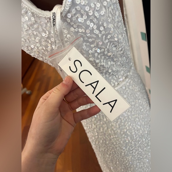 Deep V Sequin gown with train - Picture 6 of 6